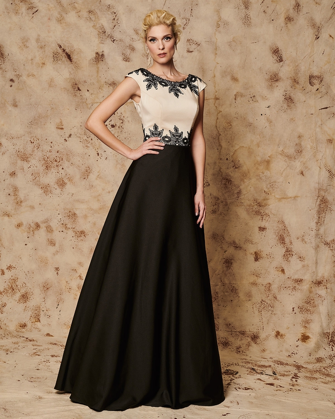 Long evening dress with lace details on the bust 