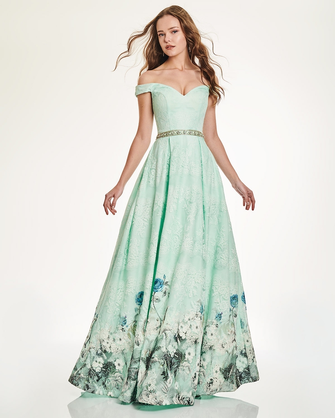 Long lace strapless dress with floral details and embroidery belt