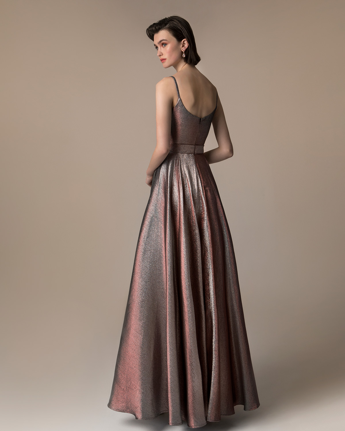 Evening Dresses / Long evening dress with a bow and shining fabric