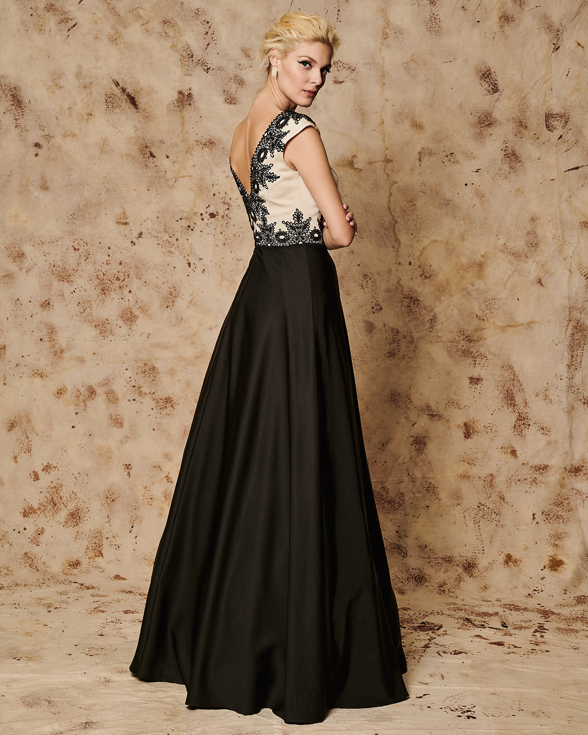 Classic Dresses / Long evening dress with lace details on the bust 