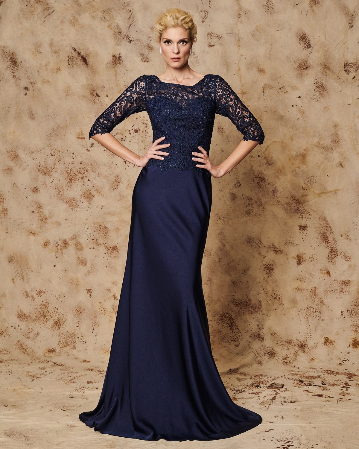 Classic Dresses / Long evening dress with lace bust and 3/4 sleeves