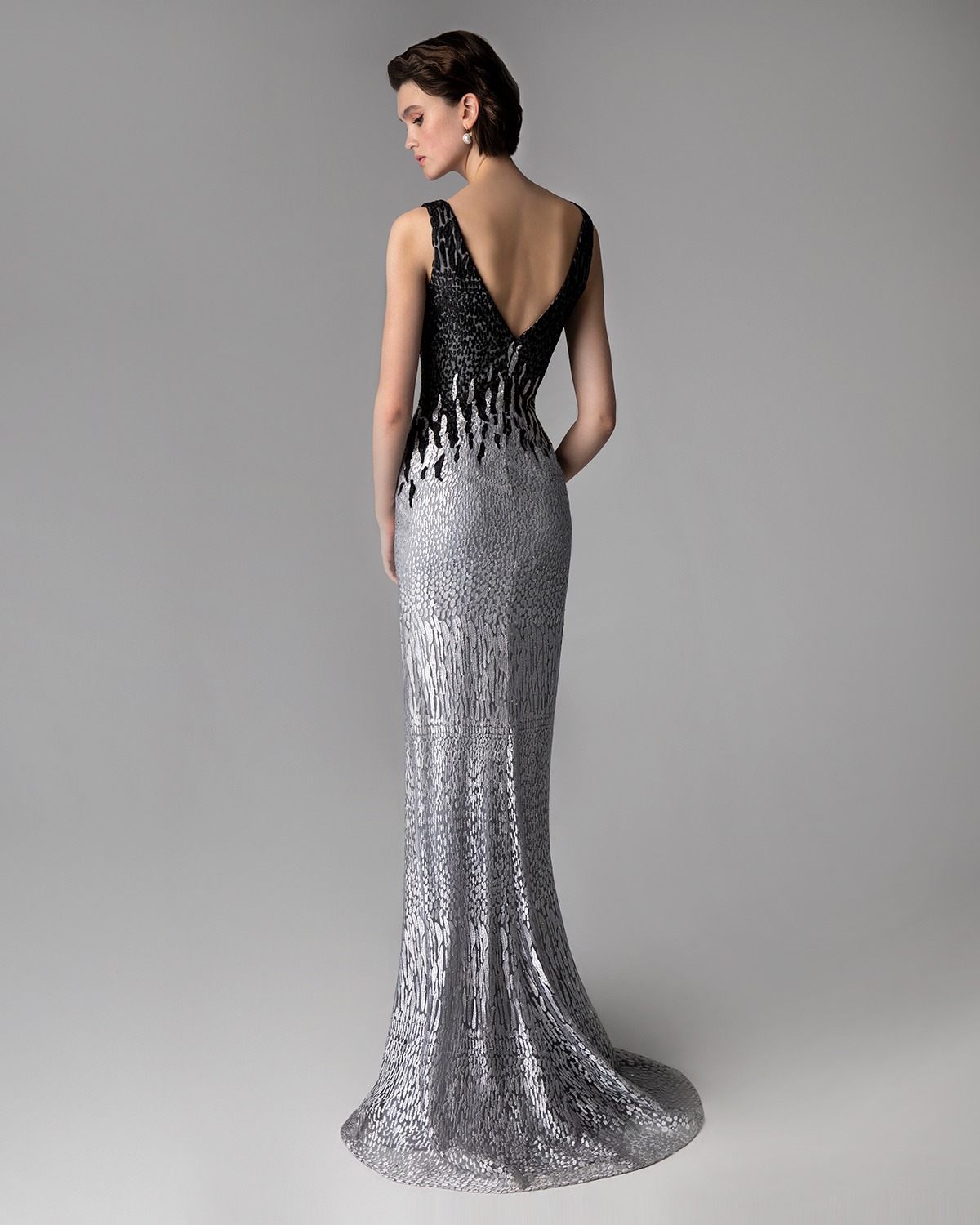 Classic Dresses / Long evening dress with lace and beading