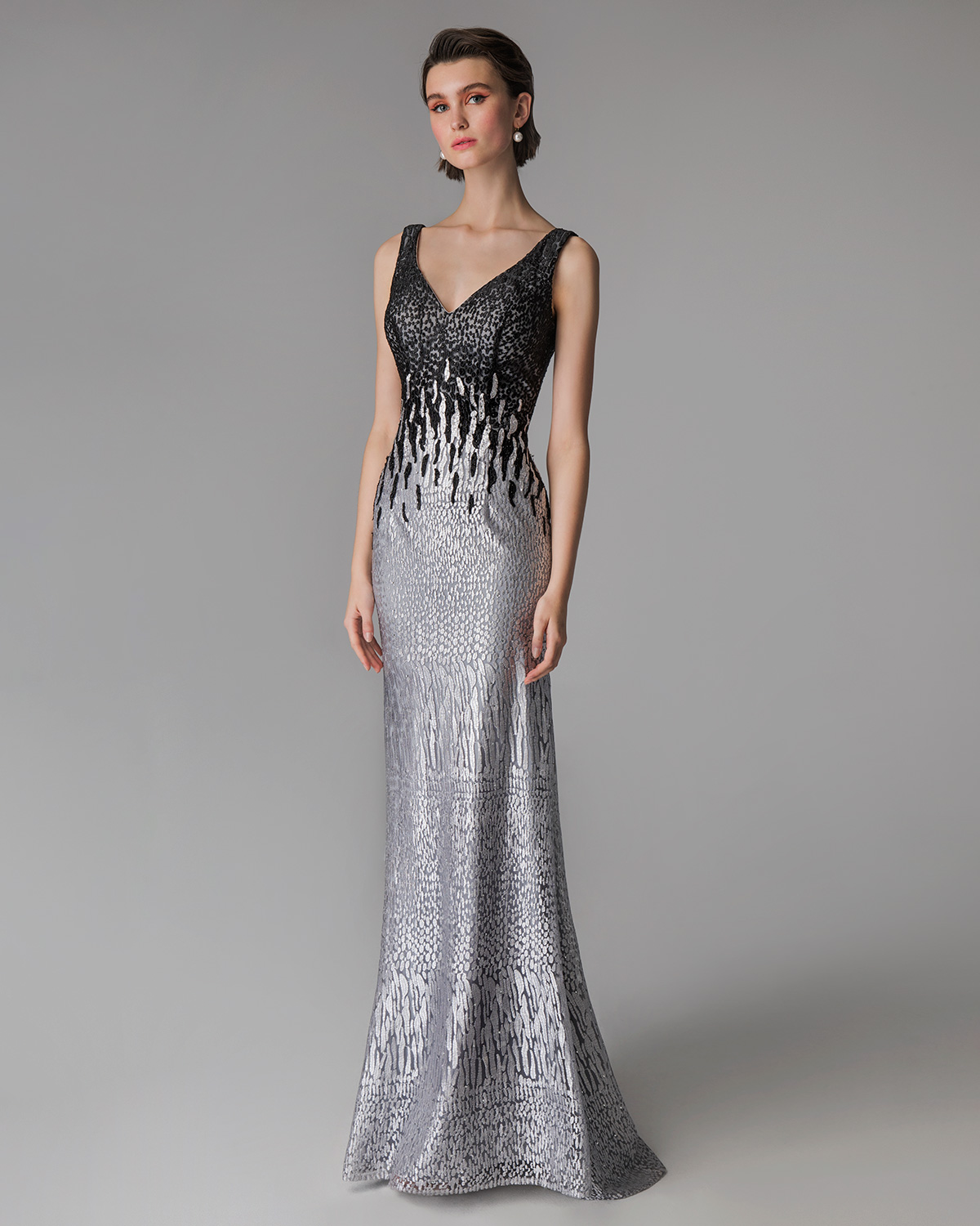Classic Dresses / Long evening dress with lace and beading