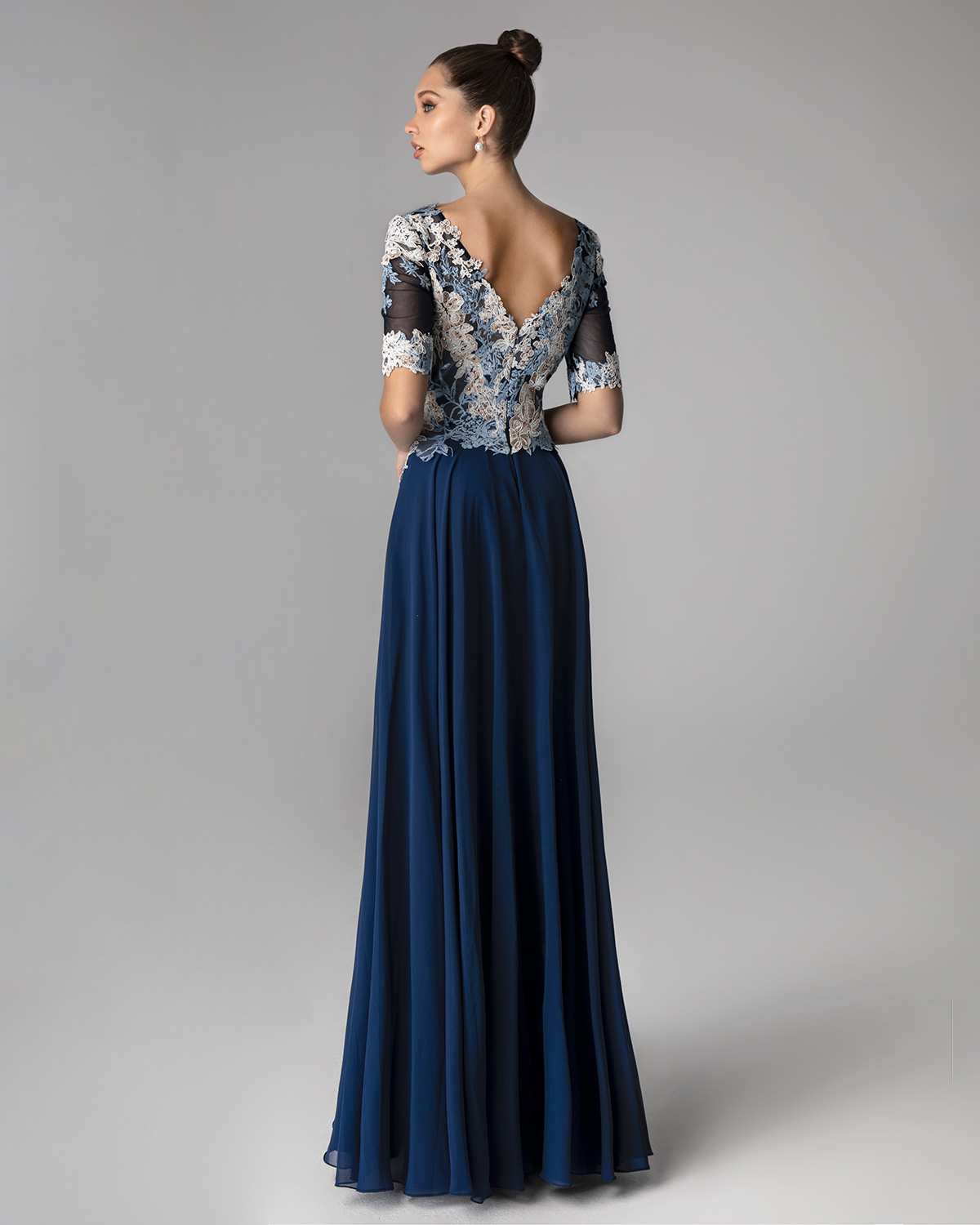 Classic Dresses / Long evening dress with applique lace on the top and short sleeves