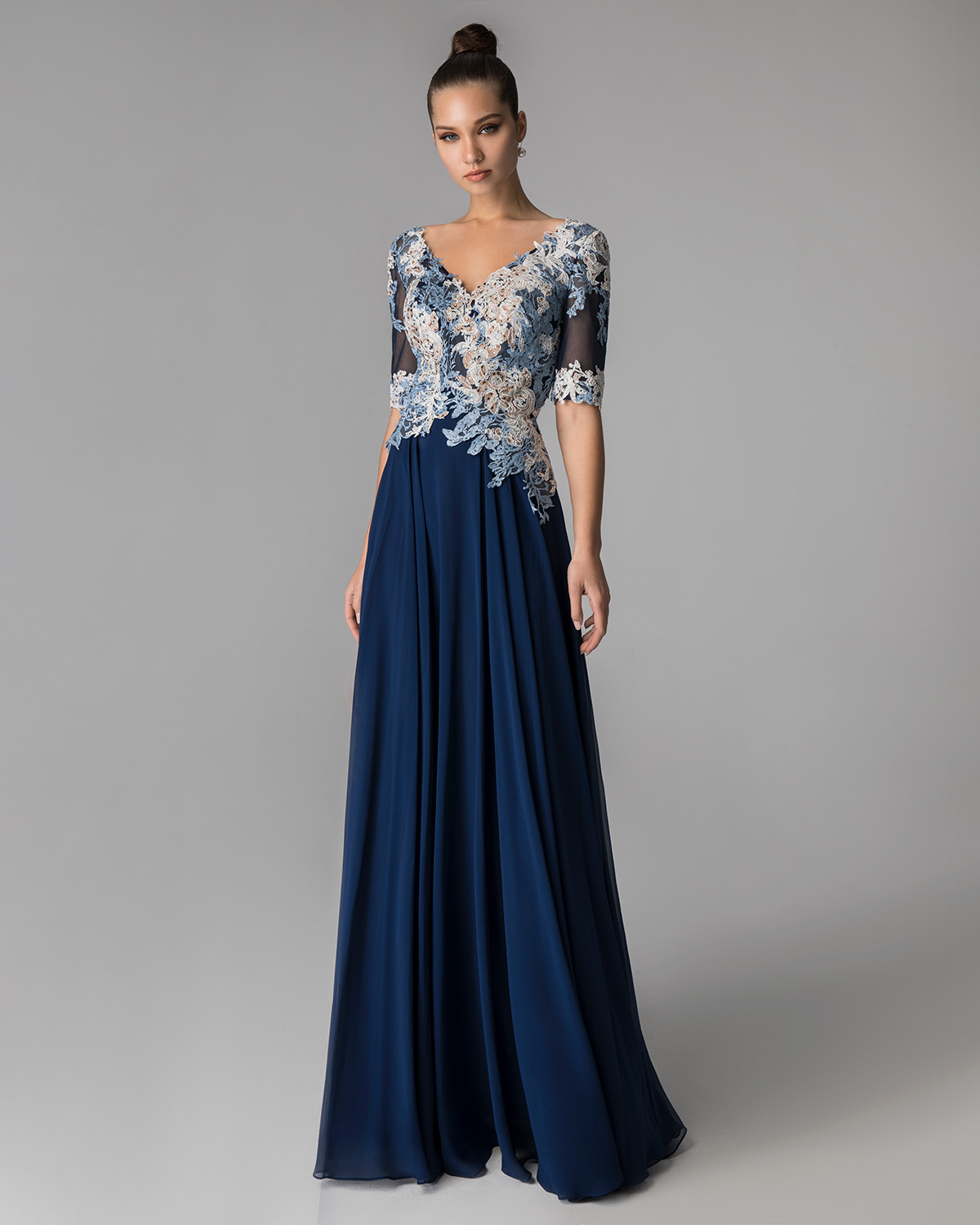 Classic Dresses / Long evening dress with applique lace on the top and short sleeves