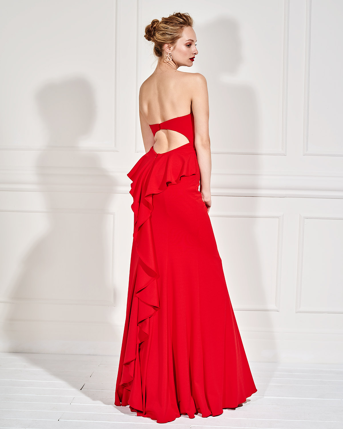 Evening Dresses / Long strapless evening dress with open back