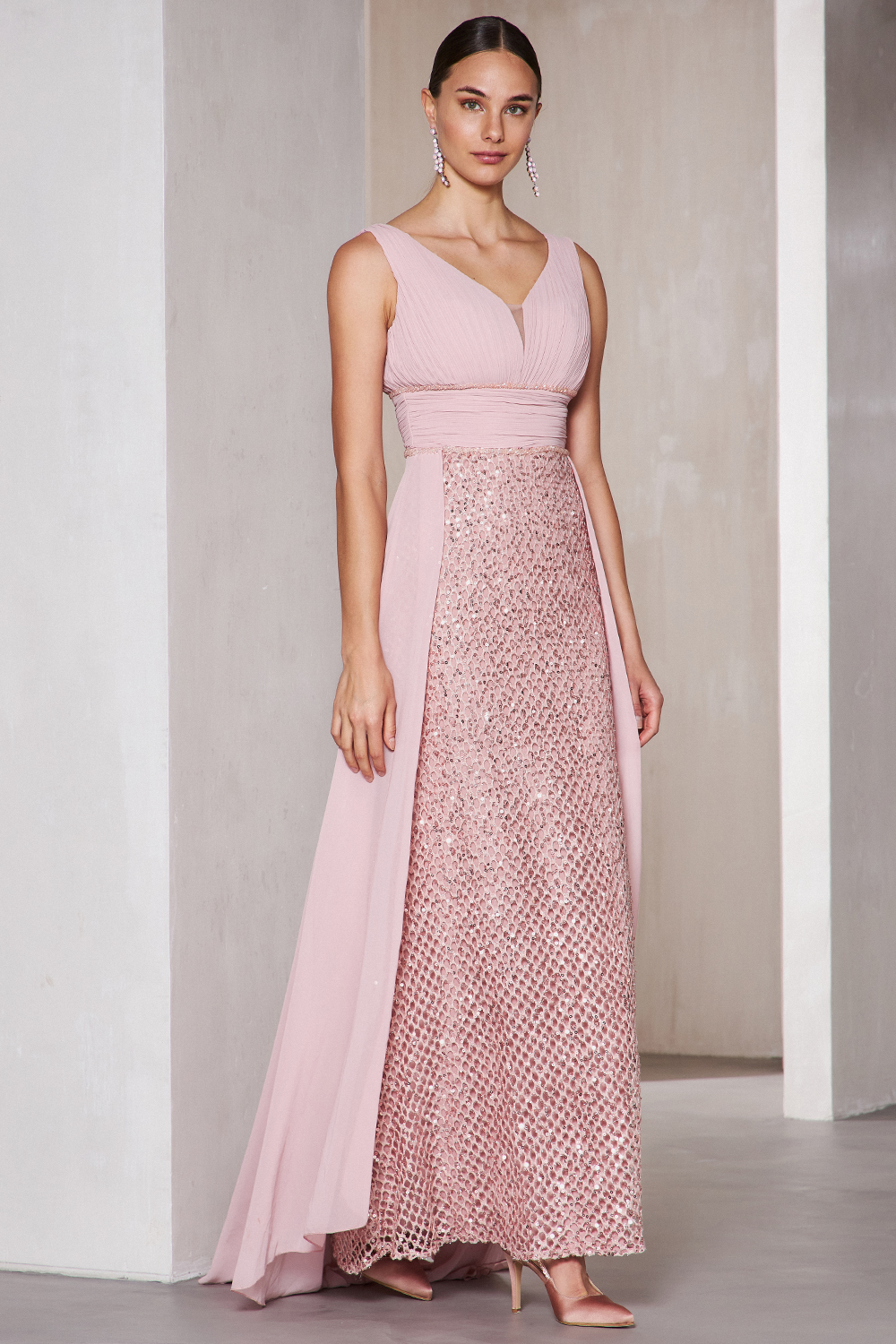Evening Dresses / Long evening dress with chiffon fabric and sequences