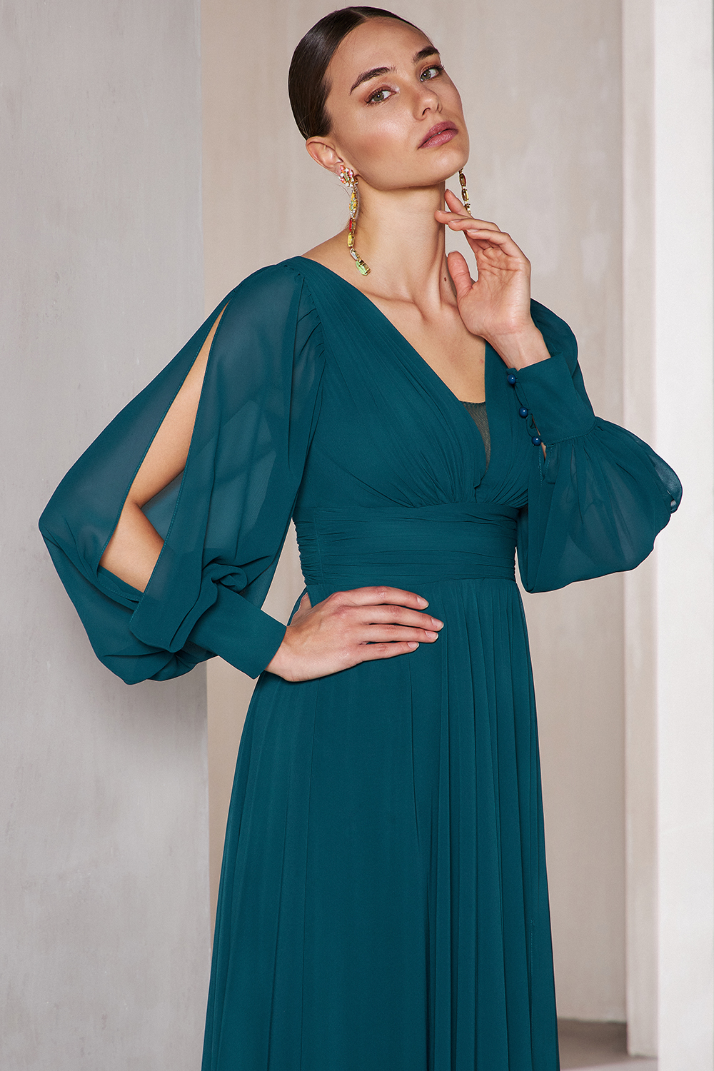 Classic Dresses / Long cocktail dress with chiffon fabric, long sleeves and opening