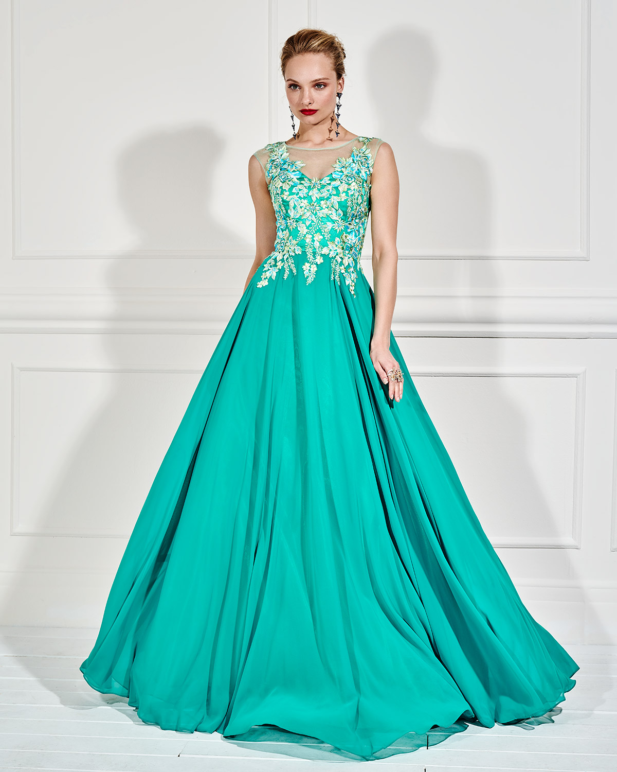 Evening Dresses / Long evening dress with applique flowers and beading