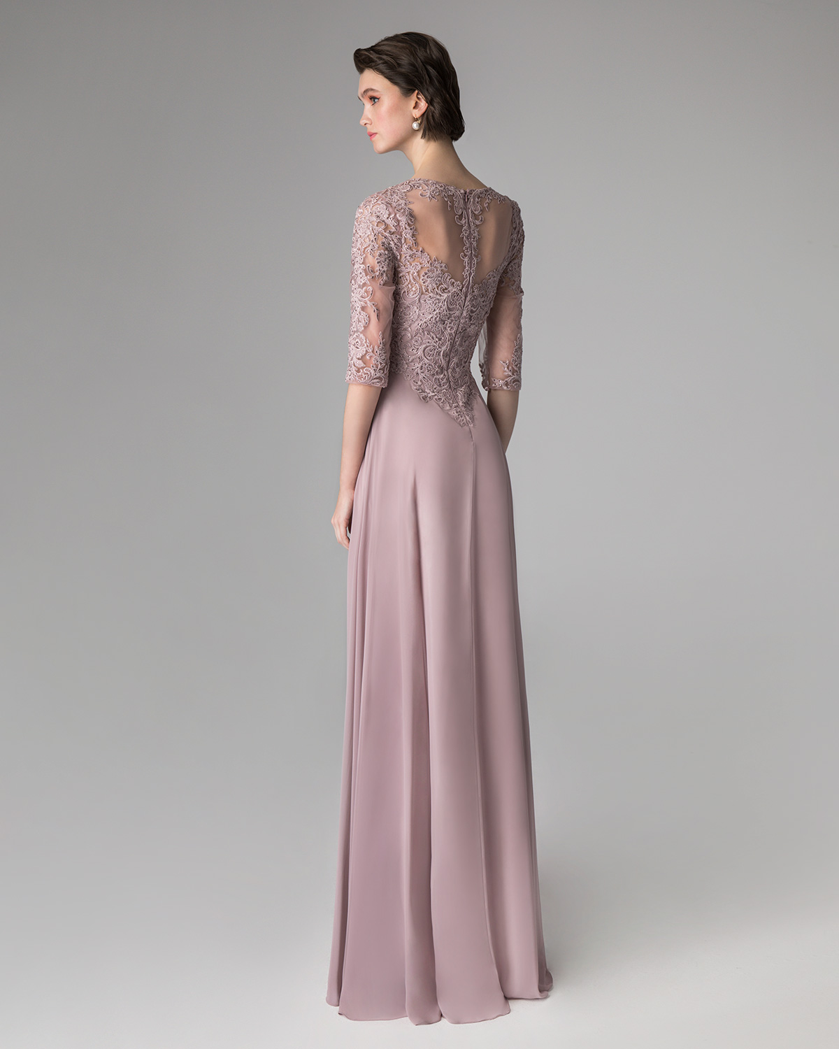 Classic Dresses / Long evening dress with applique lace on the top and long sleeves