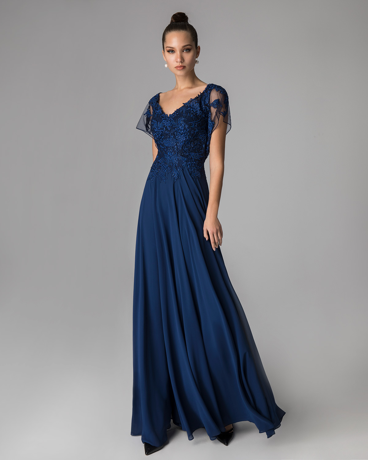 Classic Dresses / Long evening dress with applique lace on the top and  short sleeves