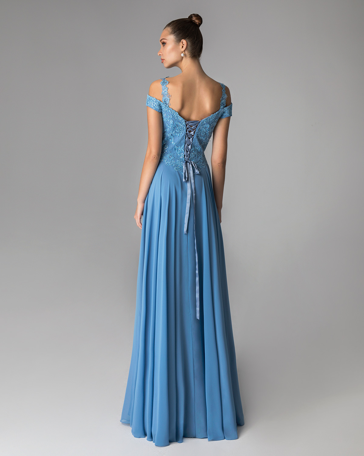 Classic Dresses / Long evening dress with applique lace and beaded top