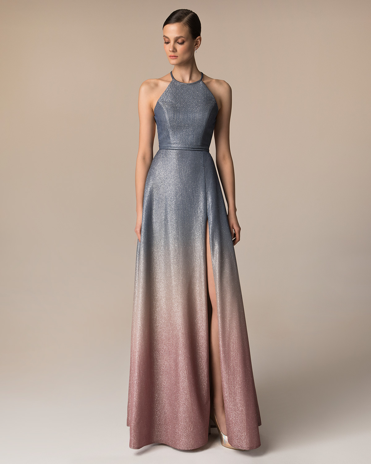 Βραδυνά Φορέματα / Βραδινό μακρύ φόρεμα ντεκραντέ με χιαστή τιράντες από γυαλιστερό ύφασμα