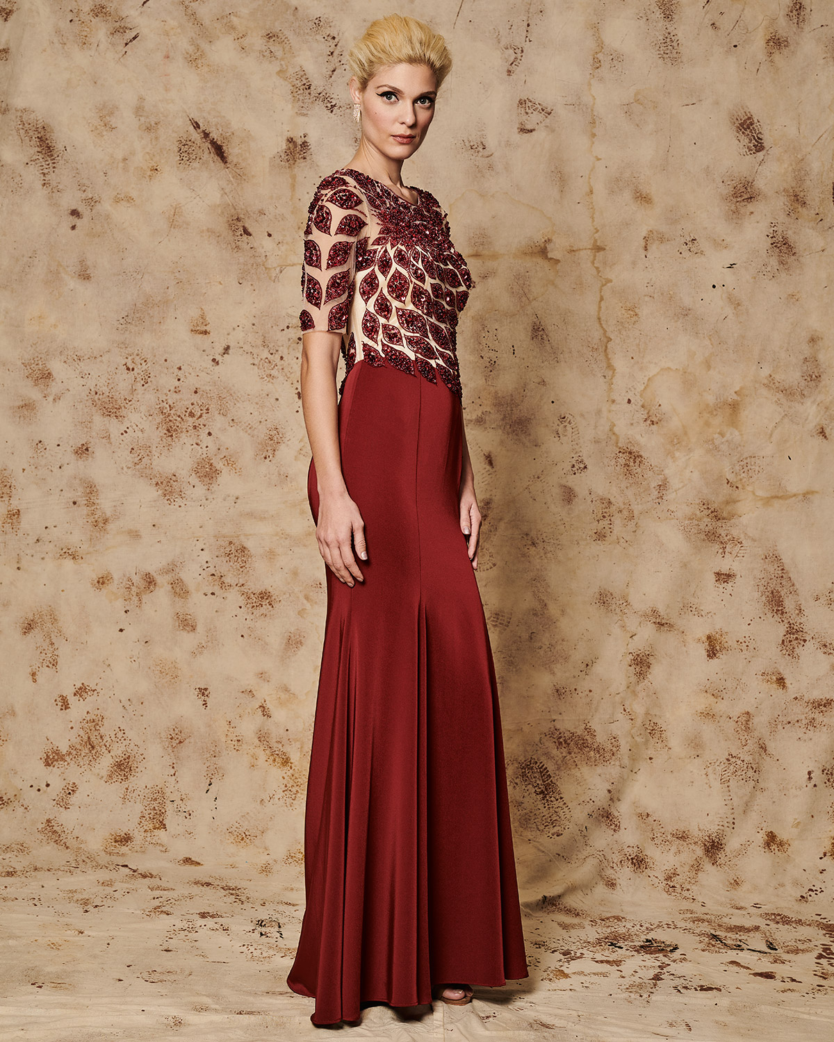 Classic Dresses / Long evening dress with tulle sleeves and beading