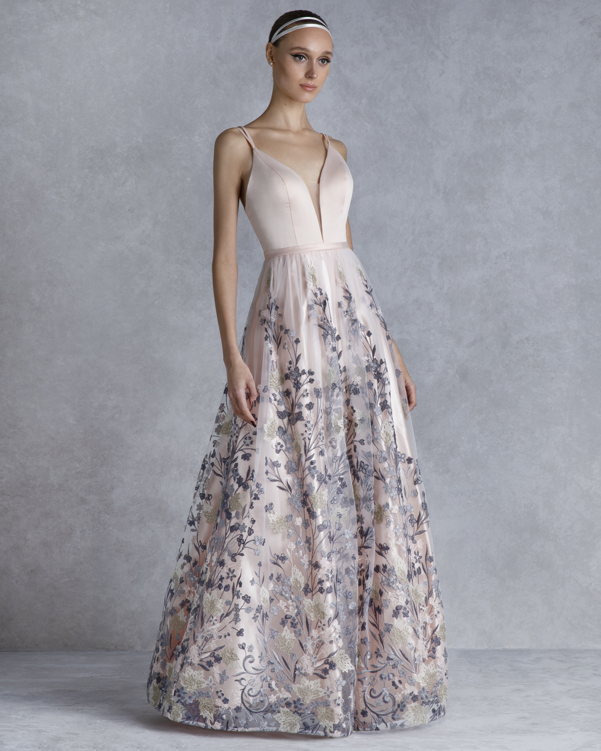 Evening Dresses / Long evening tulle dress with floral lace appliqués