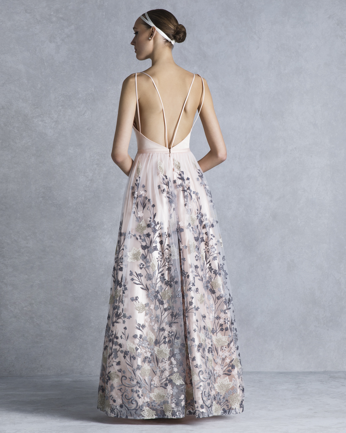Evening Dresses / Long evening tulle dress with floral lace appliqués