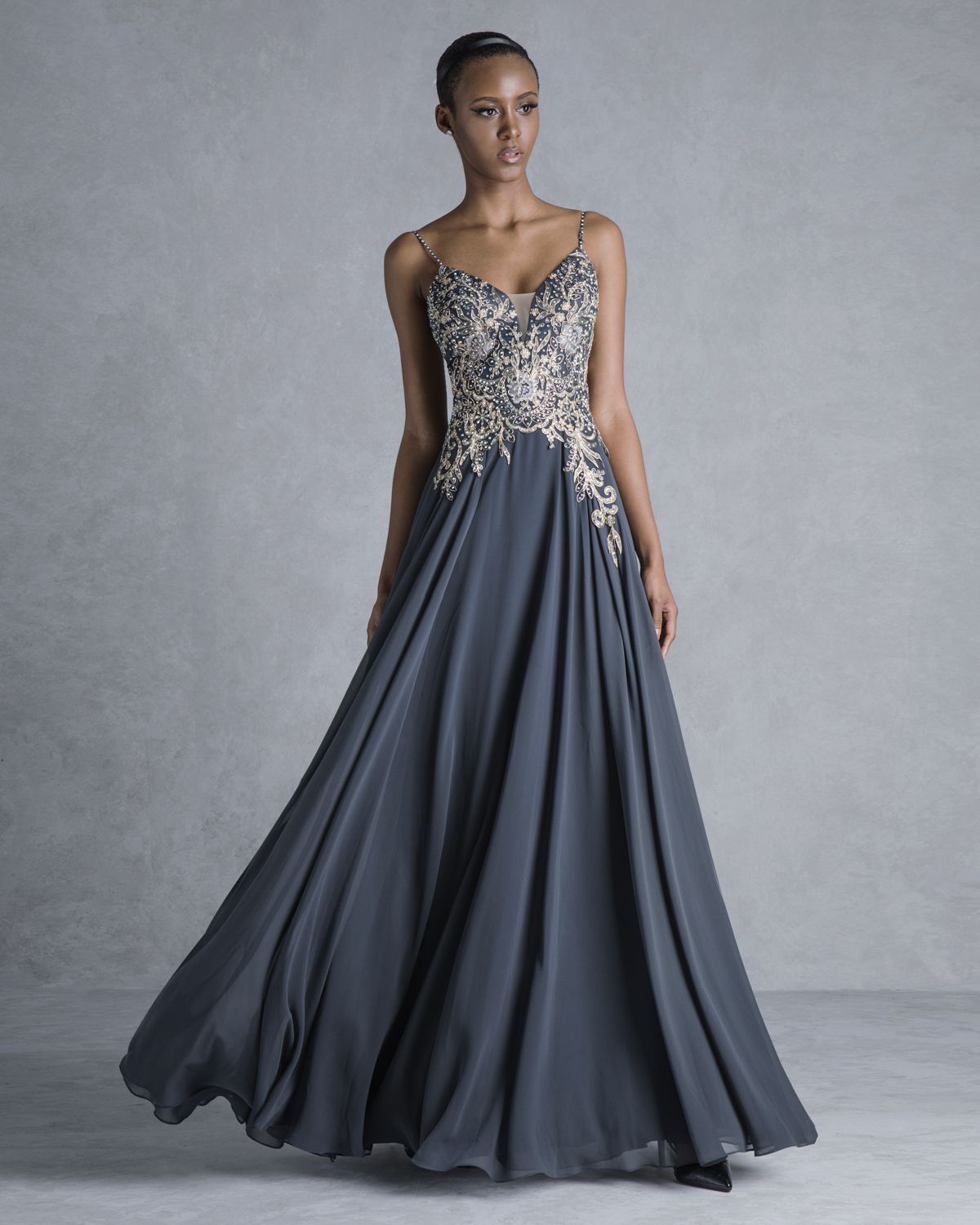Evening Dresses / Long evening dress with lace appliqués