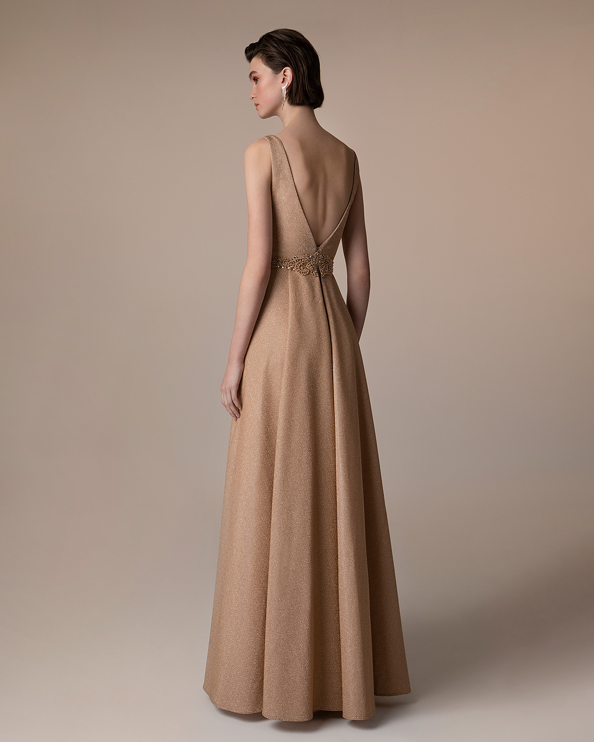Βραδυνά Φορέματα / Βραδινό μακρύ φόρεμα από γυαλιστερό ύφασμα και κέντημα στη μέση