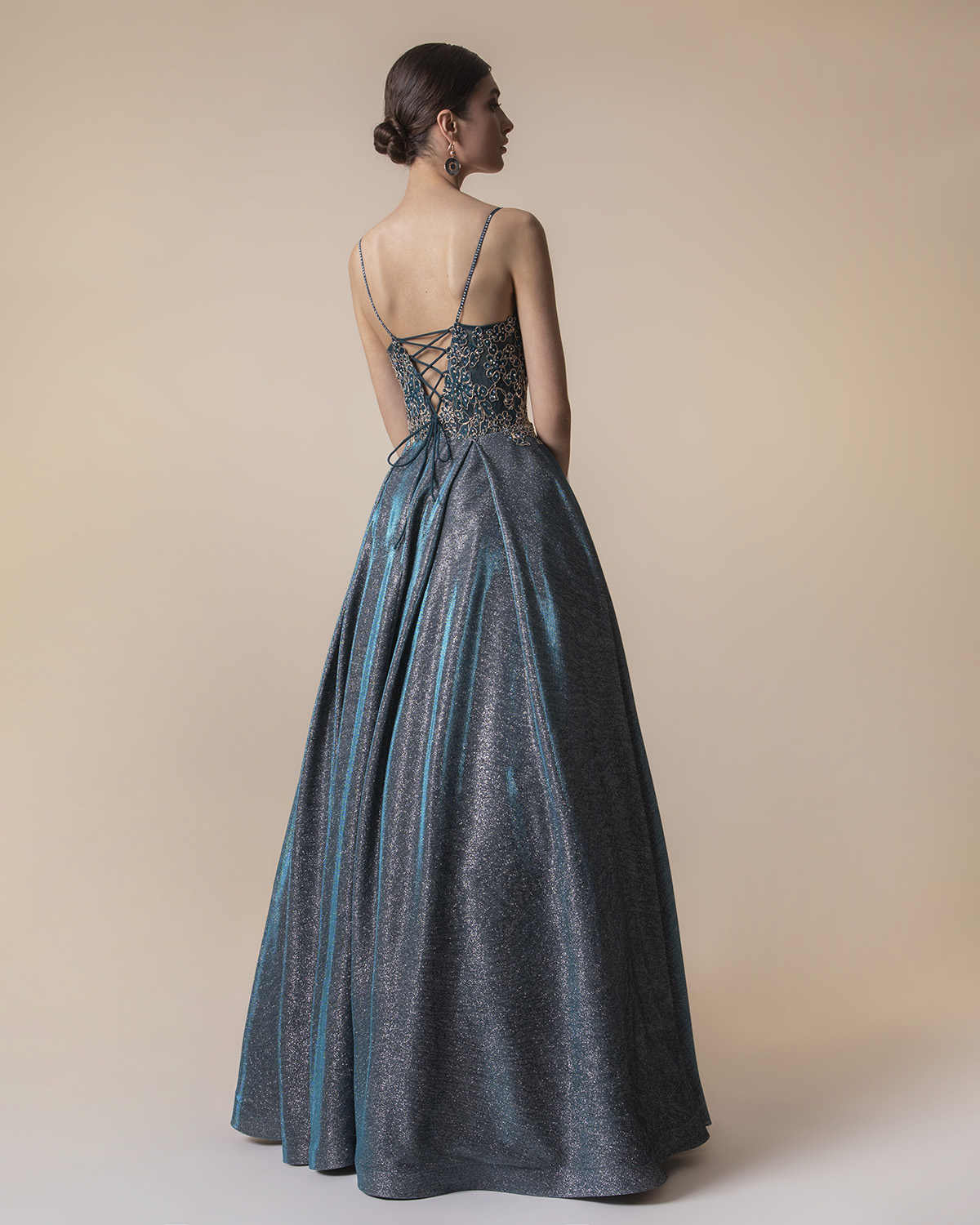 Вечерние платья / Long evening dress with shining fabric, applique beaded lace on the top