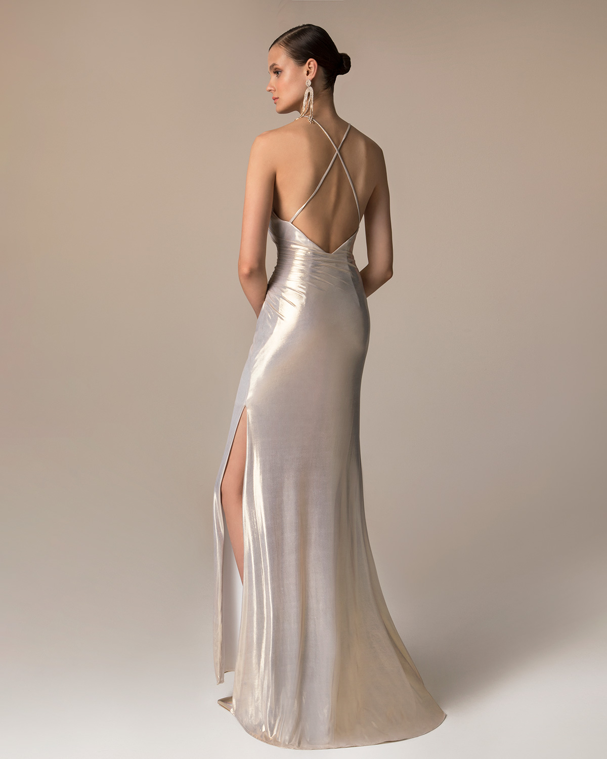 Βραδυνά Φορέματα / Βραδινό μακρύ ελαστικό φόρεμα από lurex με χιαστή τιράντες