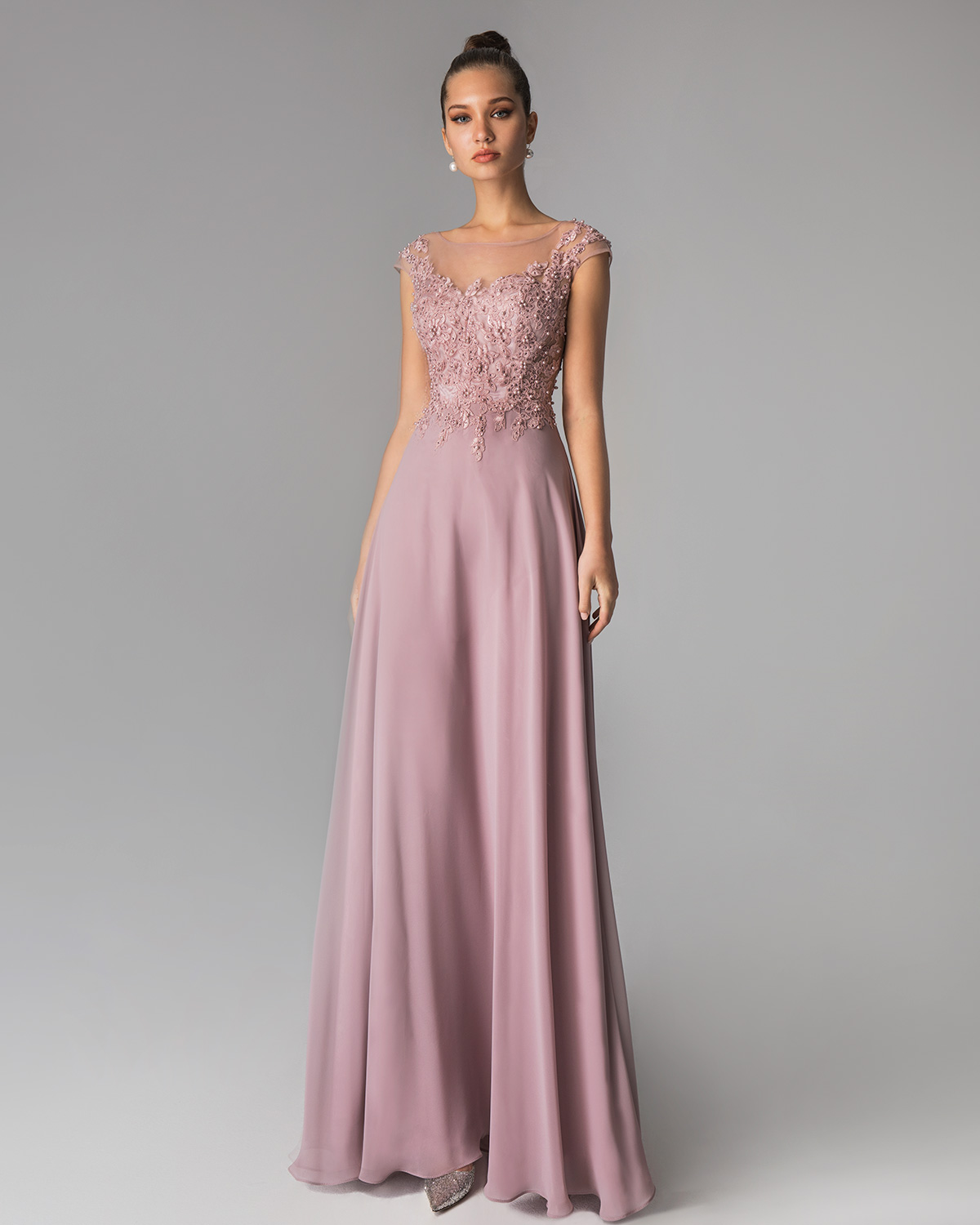 Classic Dresses / Long evening dress with lace top and chiffon skirt