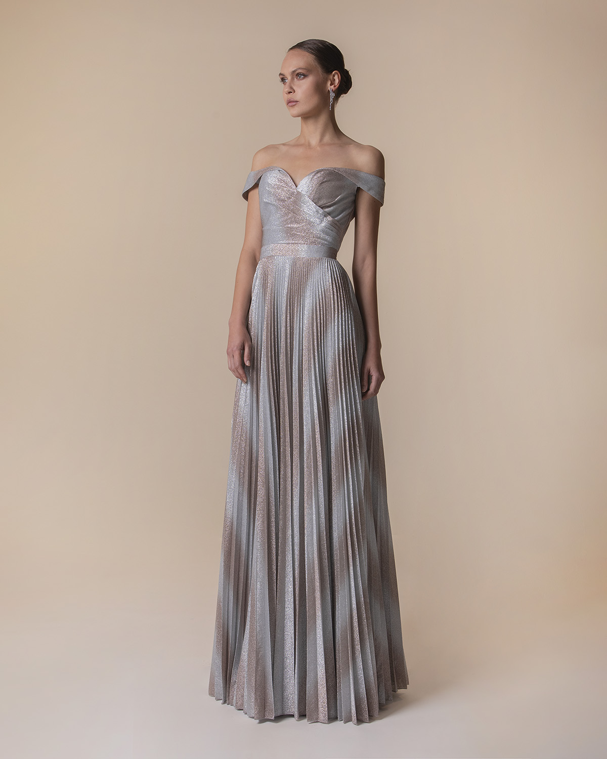 Evening Dresses / Long ombre pleated evening dress with shining fabric