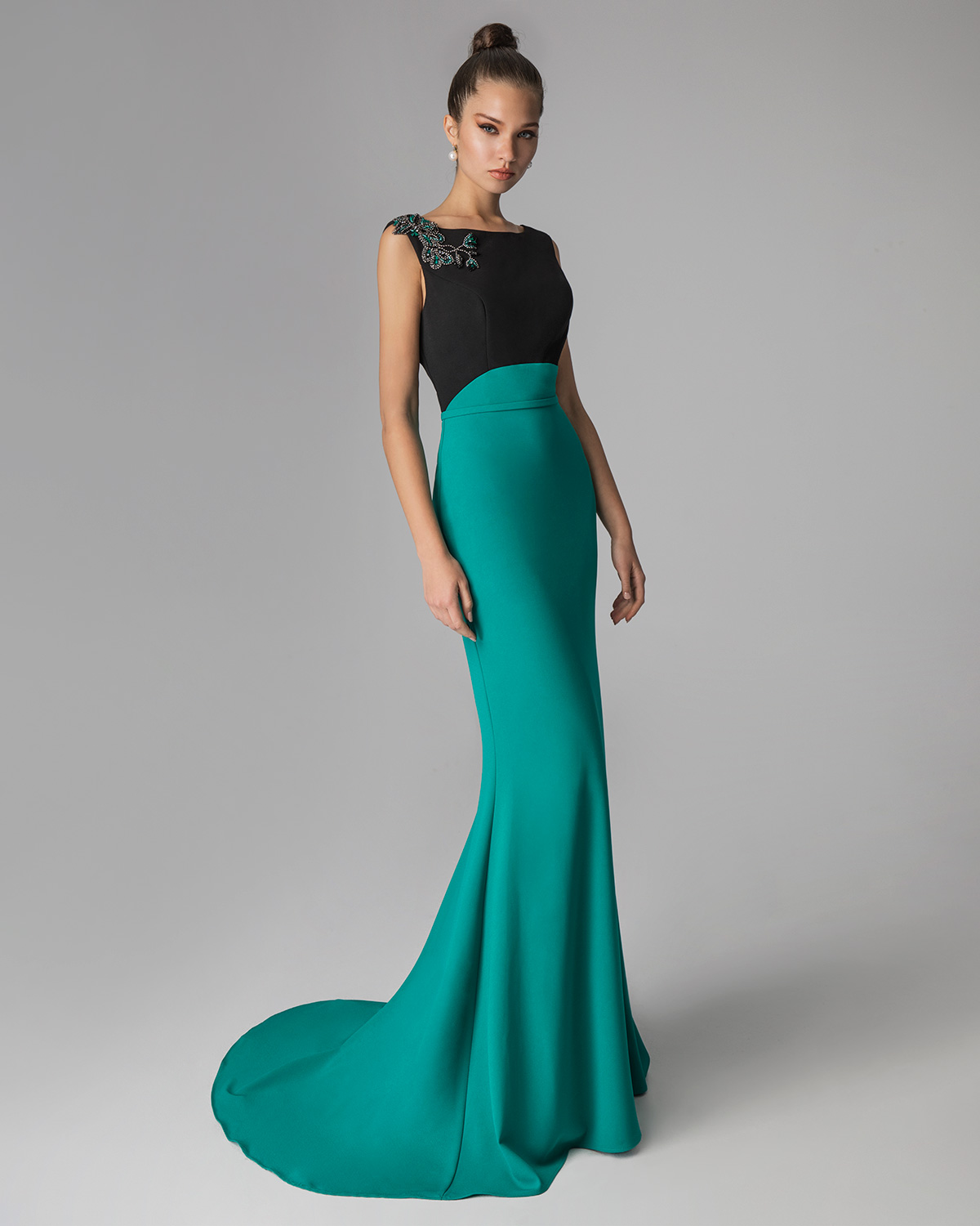 Evening Dresses / Long cocktail dress with beading on the shoulder
