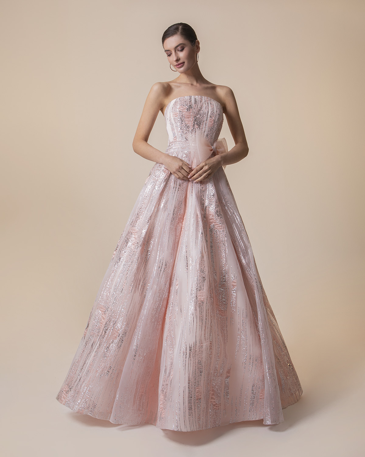 Evening Dresses / Long strapless evening dress with shining fabric and a big bow on the waist