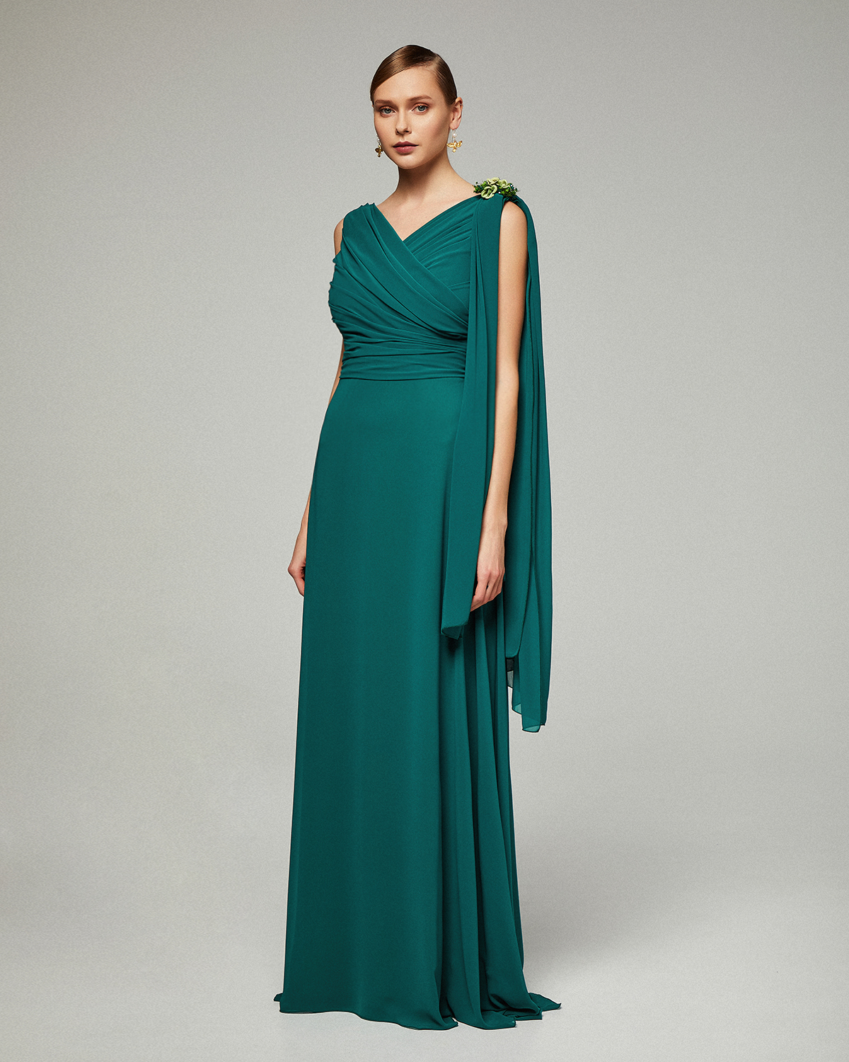 Классические платья / Κλασικό μακρύ φόρεμα με ντραπέ τοπ,  φουλάρι και καρφίτσα στον ένα ώμο