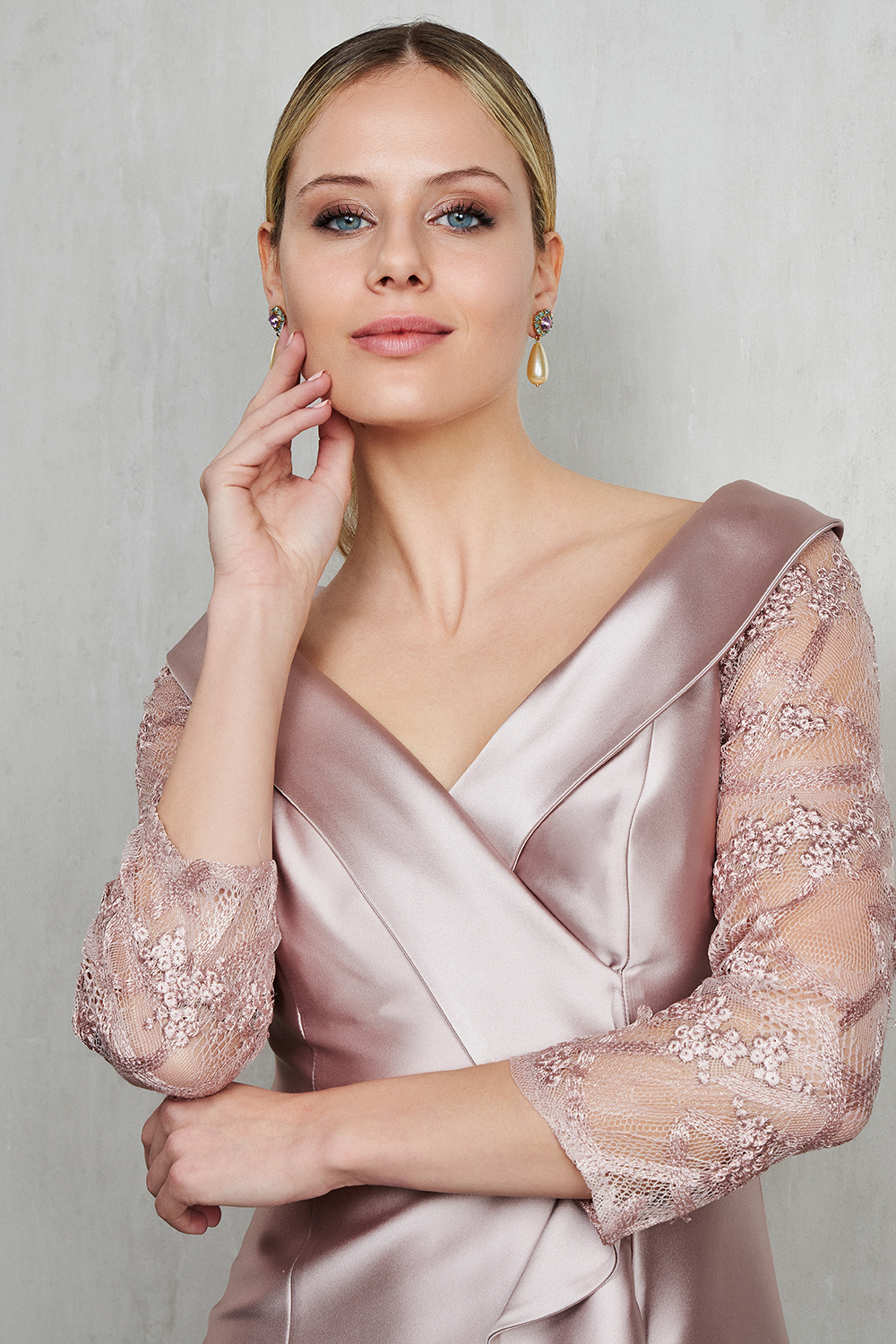Классические платья / Short evening satin dress with lace on the sleeves for the mother of the bride
