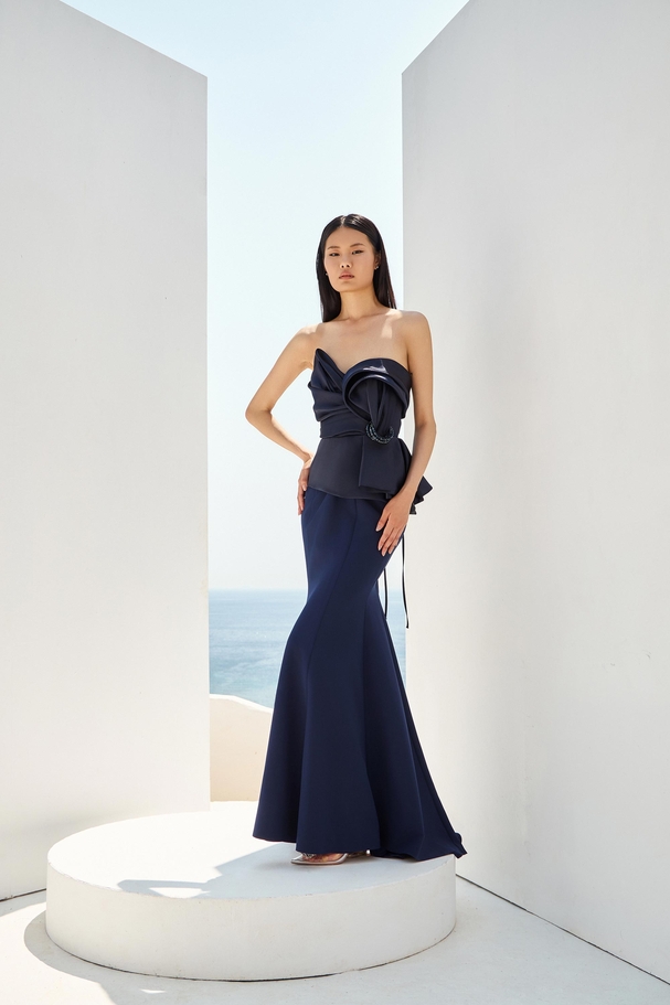 Βραδινό στράπλες γοργονέ φόρεμα με εντυπωσιακό σατέν μπούστο και αγκράφα.