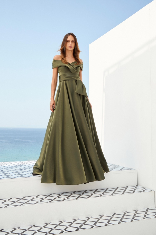 Satin dress with off shoulders, defined waist and full skirt
