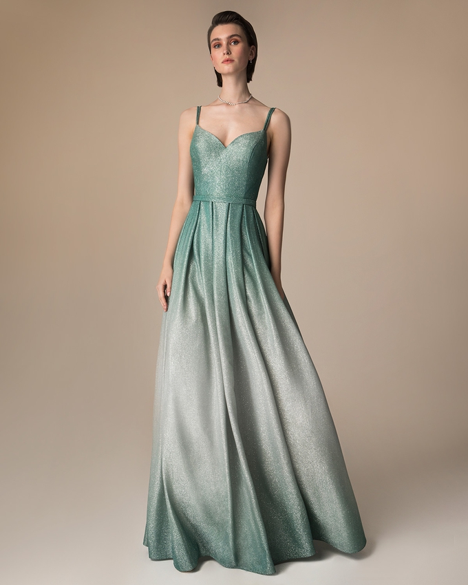 Βραδινό μακρύ φόρεμα από ντεγκραντέ γυαλιστερό ύφασμα
