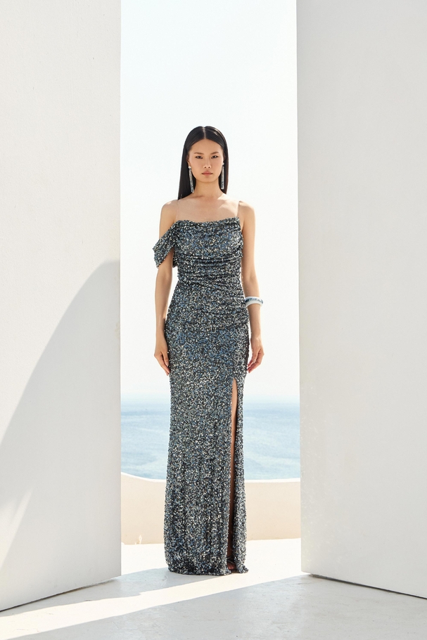 Ντραπέ ολόκεντητο ίσιο φόρεμα στράπλες με σκίσιμο μπροστά