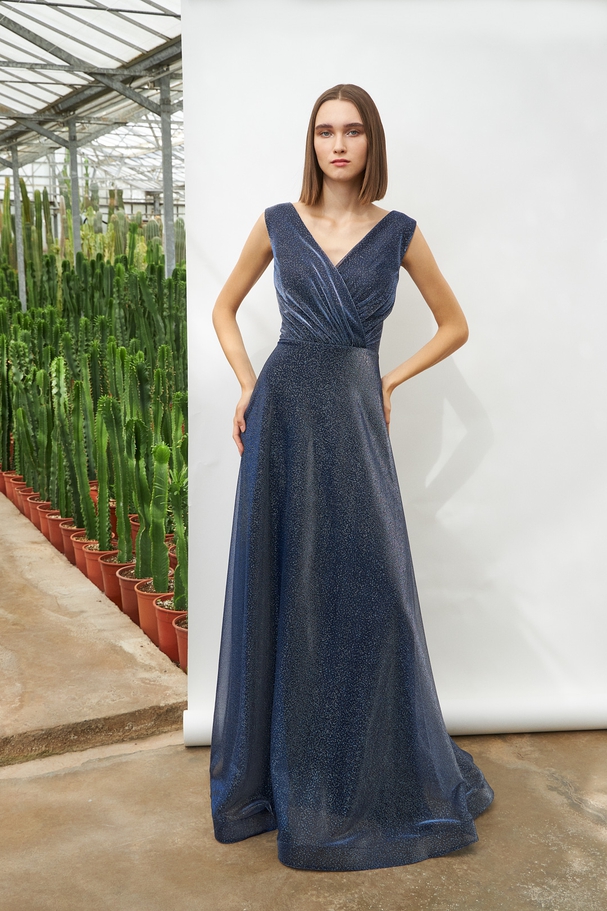 Long classic dress with shining fabric and wide straps