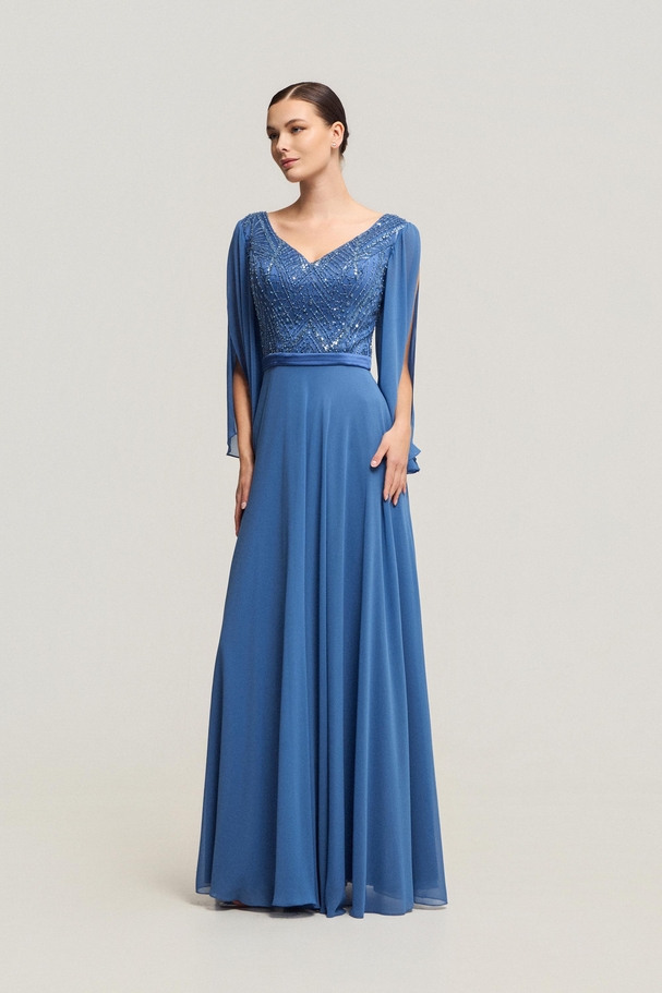 Κλασικό φόρεμα με κέντημα, αέρινα μανίκια και κομψή διαχρονική γραμμή