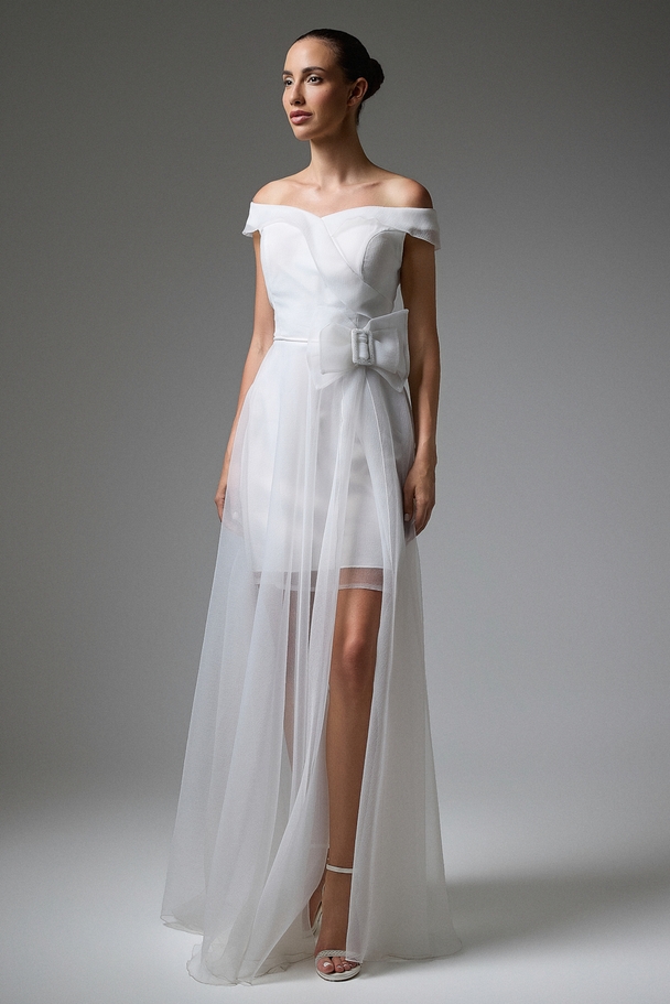 Νυφικό φόρεμα με ωμάκια, φιόγκο στη μέση με αέρινη φούστα
