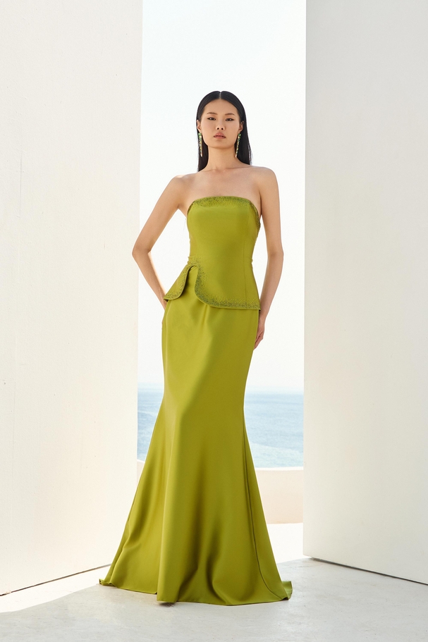 Βραδινό στράπλες σατέν γοργονέ φόρεμα με λεπτομέρειες στρας.