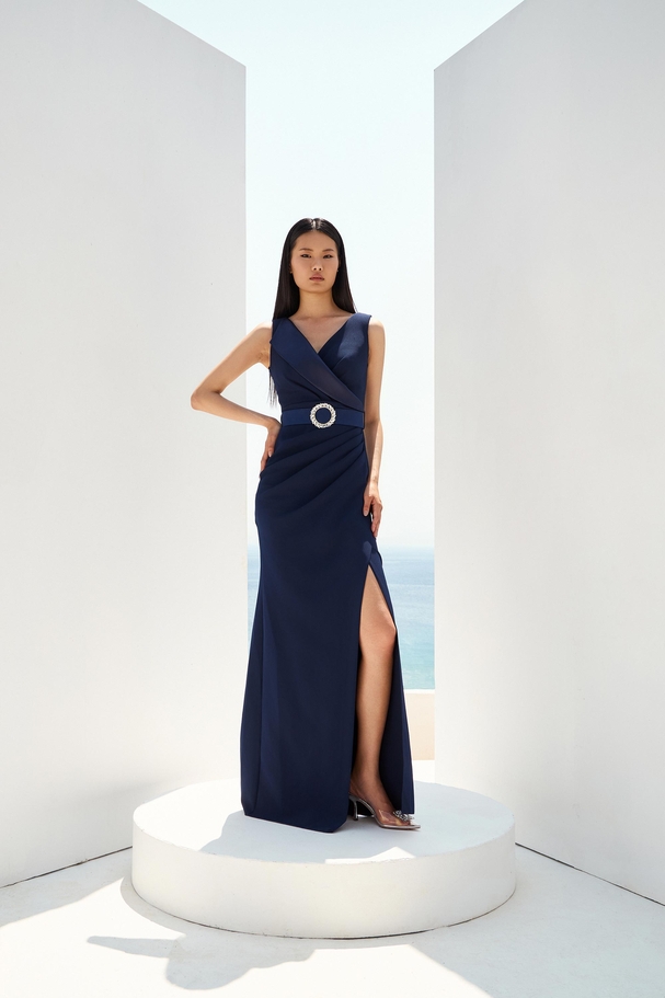 Βραδινό φόρεμα με πέτο, ζώνη στη μέση και σκίσιμο.