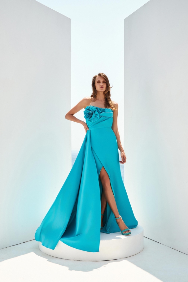 Βραδινό φόρεμα για κουμπάρα, με εντυπωσιακό μπούστο και λουλούδι.