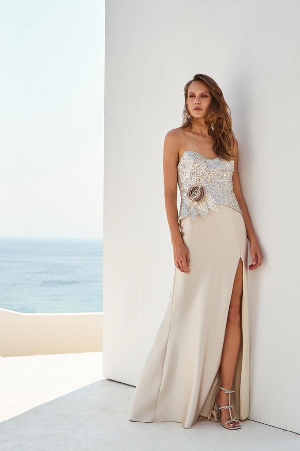 Βραδινό φόρεμα στράπλεες με τρας μπούστο, άνοιγμα, κομψότητα και θηλκή γραμμή