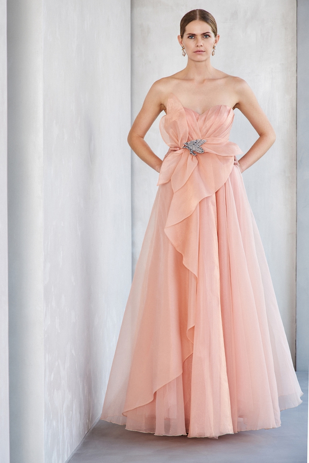 Long evening strapless dress with organza fabric and bow at the waist