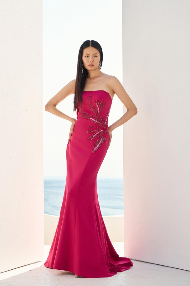 Strapless mermaid dress with striking embroidery on the side