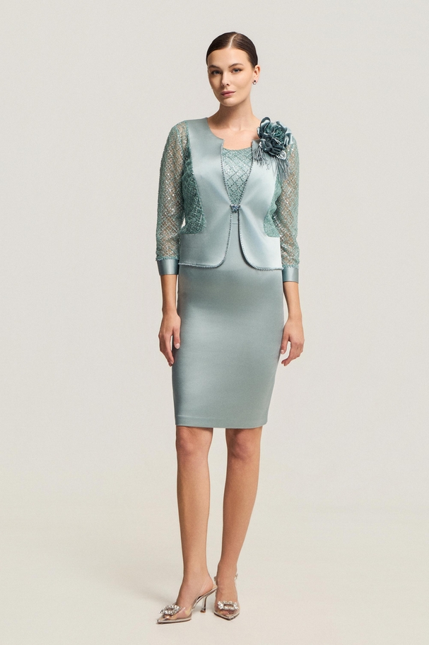 Κοντό φόρεμα με ζακετάκι με λουλουδι στο πετο, κεντημένα μανίκια και μπούστο