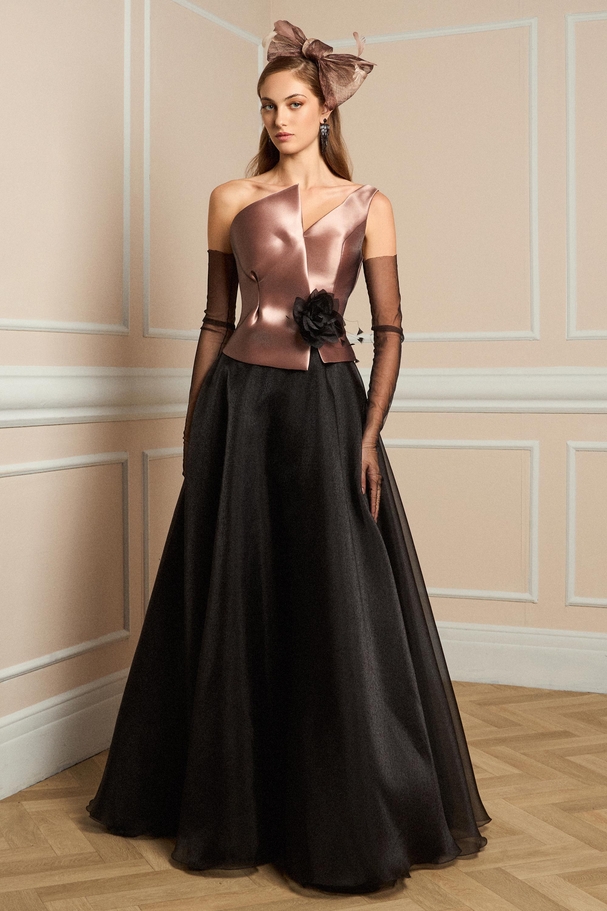 Αμπιγιέ φόρεμα με σταυρωτό σατέν μπούστο, μεγάλη φούστα και λουλούδι.