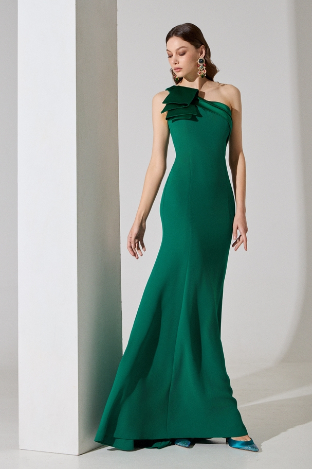 Evening long crepe dress with one shoulder made of satin fabric
