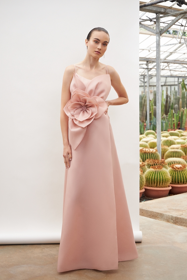 Long evening dress with organtza fabric, straps and flower at the waist