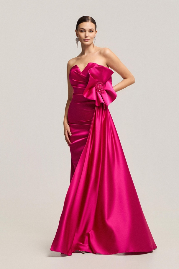 Βραδινό φόρεμα σατέν με εντυπωσιακό λουλουδι και κομψή γραμμή