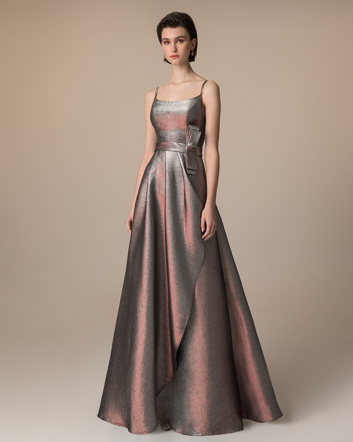 Evening Dresses / Long evening dress with a bow and shining fabric