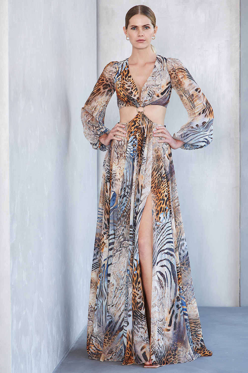 Long coktail printed dress with chiffon fabric and long sleeves